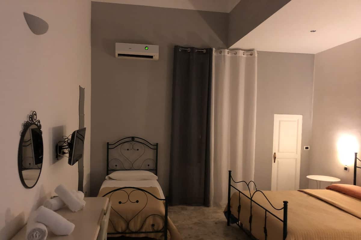 Quadruple Room | Desk, free cribs/infant beds, rollaway beds, free WiFi