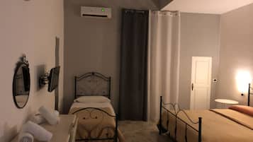 Kamar Quadruple | Meja kerja, tempat tidur bayi gratis, dan tempat tidur lipat/tambahan