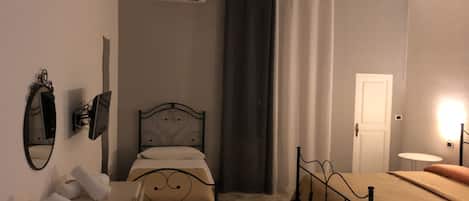 Quadruple Room | Desk, free cots/infant beds, rollaway beds, free WiFi