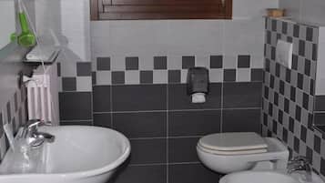 Quarto superior, 1 cama Queen, vista para o jardim | Banheiro | Chuveiro, produtos de toalete grátis, toalhas de banho