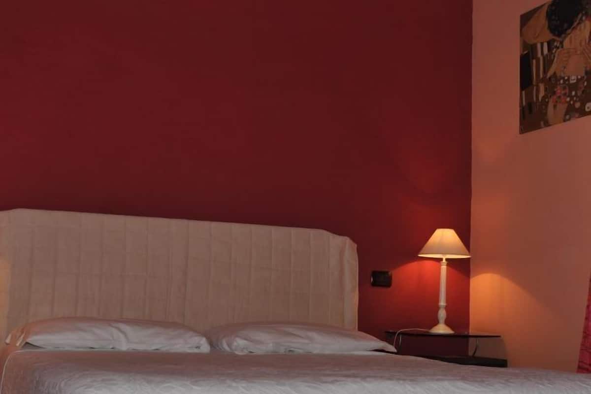 Camera con letto matrimoniale o 2 letti singoli | 1 camera, minibar, una scrivania, Wi-Fi gratuito
