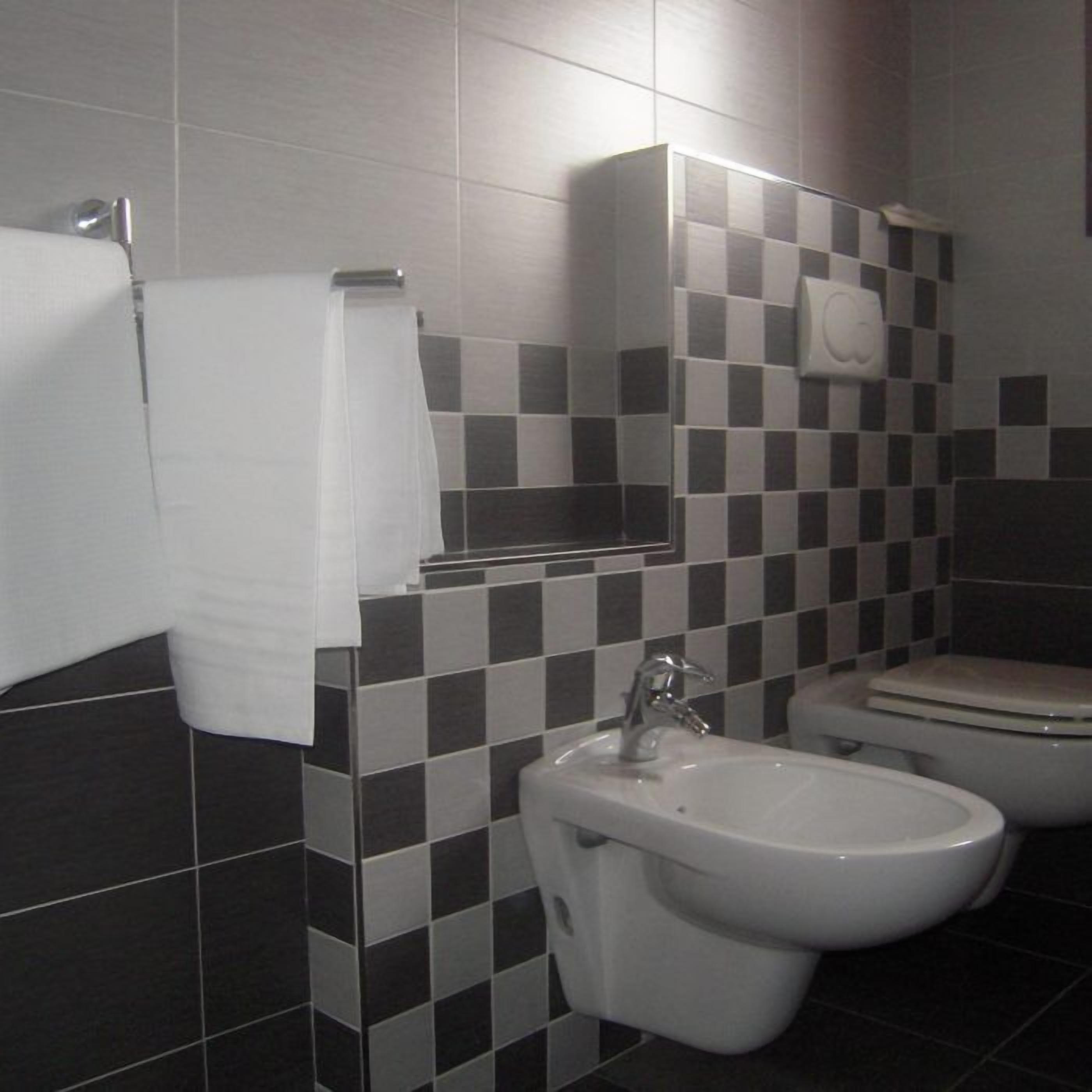 Double or Twin Room | Bathroom | Shower, free toiletries, towels
