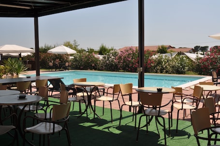 Una piscina al aire libre de temporada