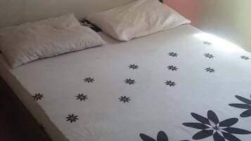 Quarto casal | Frigobar, ferros/tábuas de passar roupa, Wi-Fi de cortesia