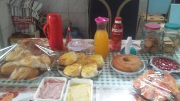 Café da manhã com buffet grátis todos os dias