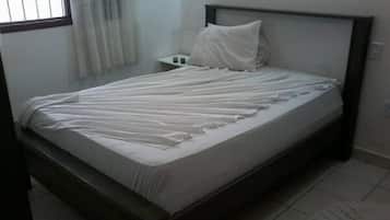 Dormitório compartilhado, 2 camas de solteiro | Frigobar, ferros/tábuas de passar roupa, Wi-Fi de cortesia