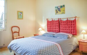 1 bedroom, travel cot, free WiFi, bed sheets - 1 bedroom awesome home in Penvénan (Penvénan)