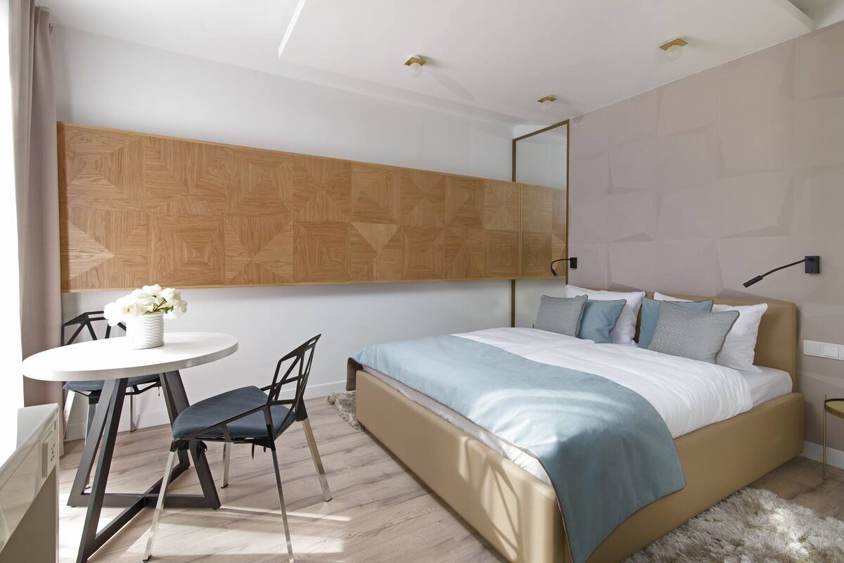 Ein modernes Schlafzimmer mit Bett, Schreibtisch und Stuhl.