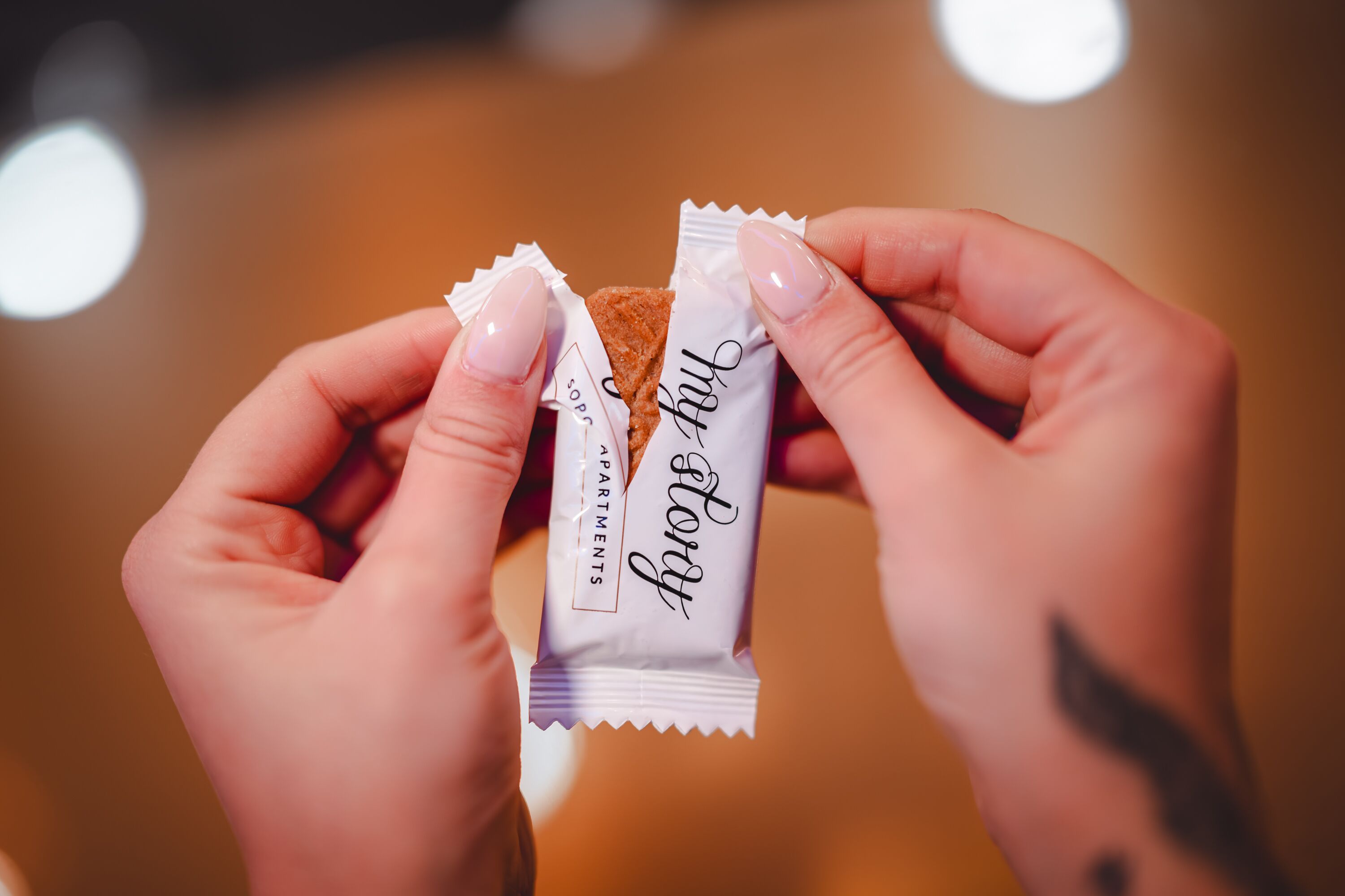 Una persona sostiene una tableta de chocolate con un envoltorio que dice 'Story'.