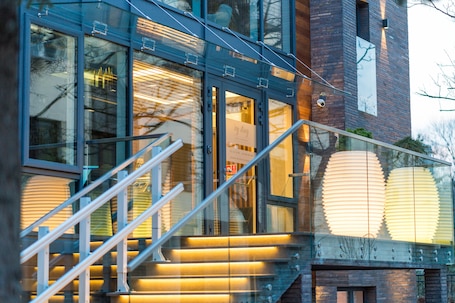 住宿正面 - 傍晚/夜晚