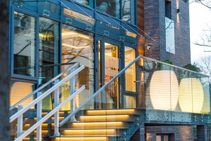 Fachada de la propiedad por la tarde o noche