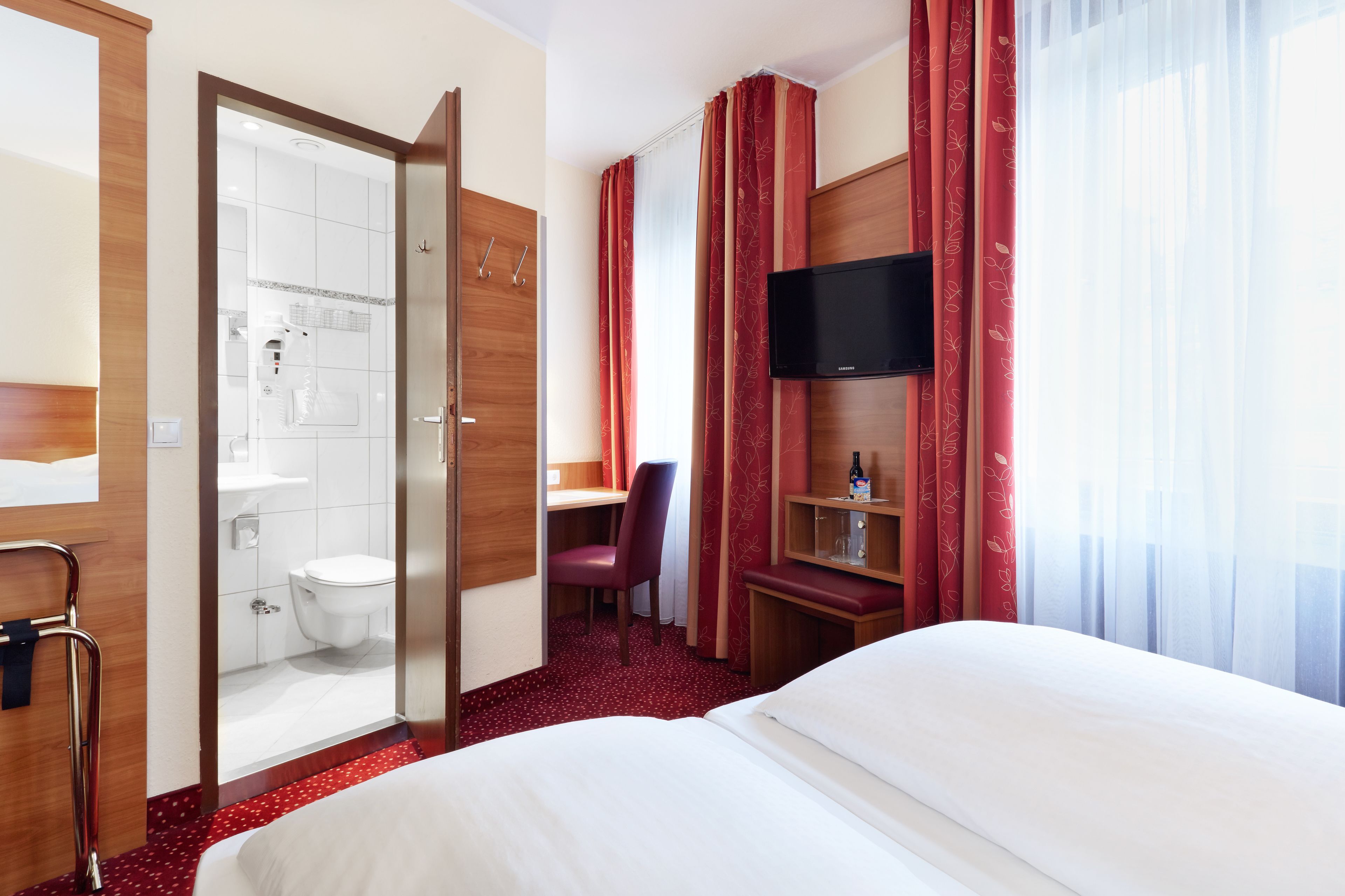 Double or Twin Room | Minibar, in-room safe, desk, blackout curtains