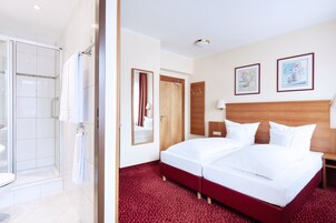Camera con letto matrimoniale o 2 letti singoli | Biancheria da letto ipoallergenica, minibar, una cassaforte in camera