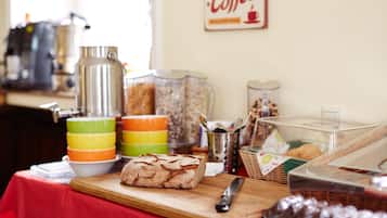 Ein reichhaltiges Frühstücksbuffet mit verschiedenen Speisen und einer Kaffeestation.