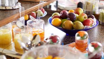 Un tavolo per buffet con una varietà di frutta e bevande.