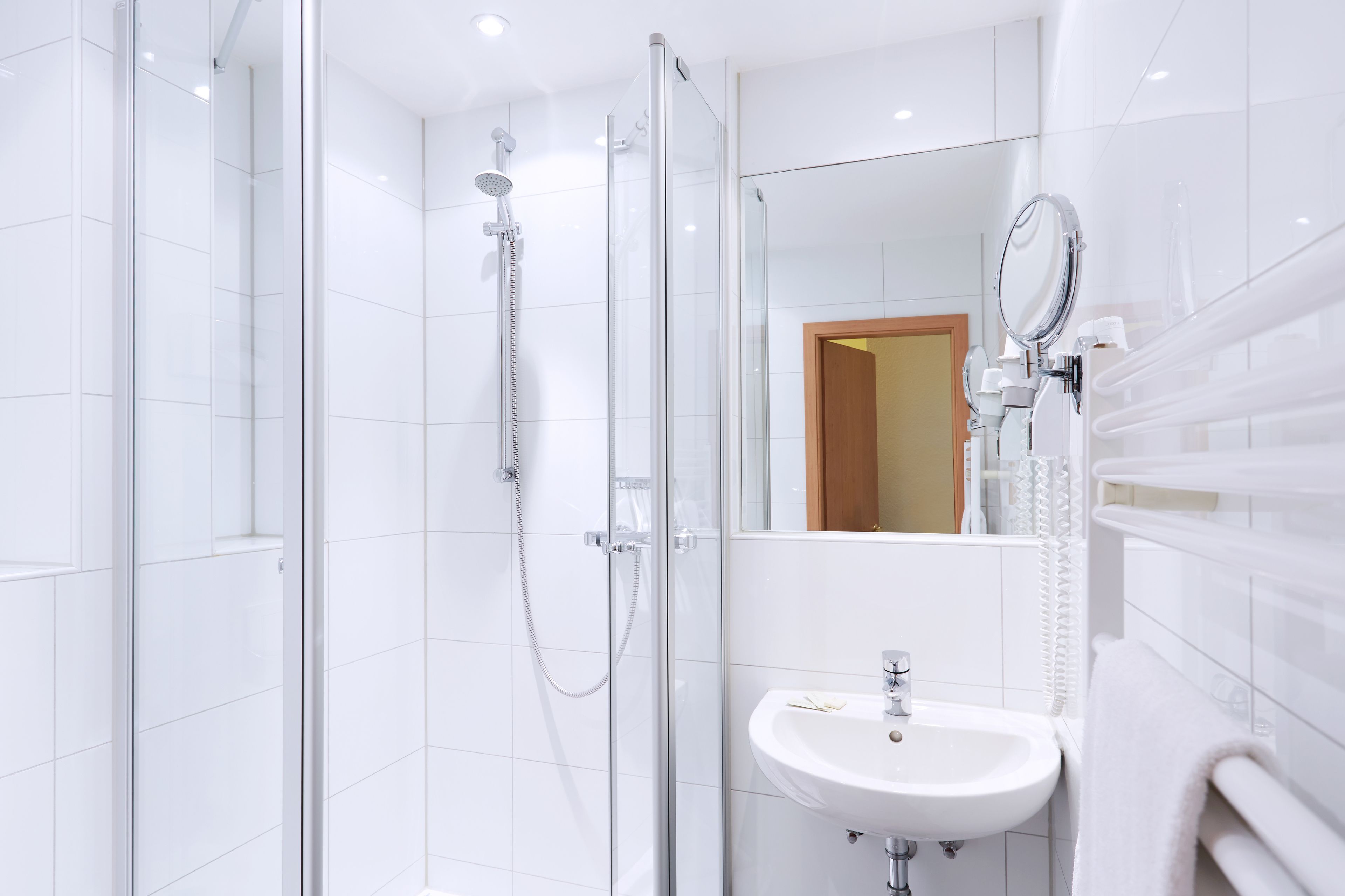 single room | bathroom | free toiletries, hair dryer, towels