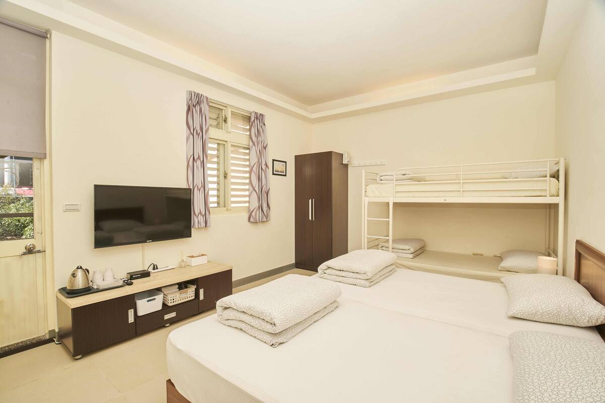 Quadrupla familiare, 1 camera da letto, bagno condiviso, vista montagna | 1 camera, insonorizzazione, Wi-Fi gratuito