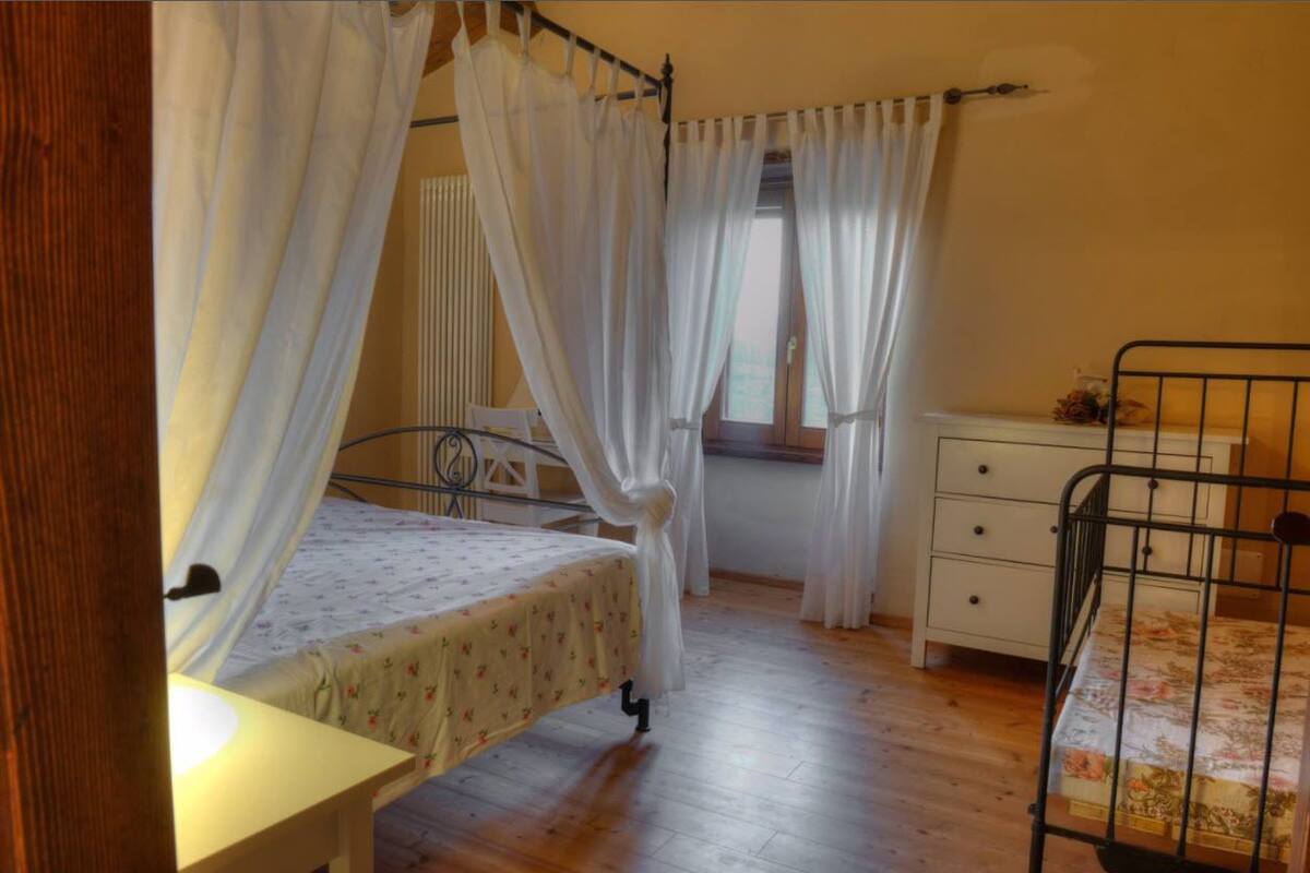 Deluxe Apartment, Fireplace | Desk, iron/ironing board, WiFi (free), bed sheets