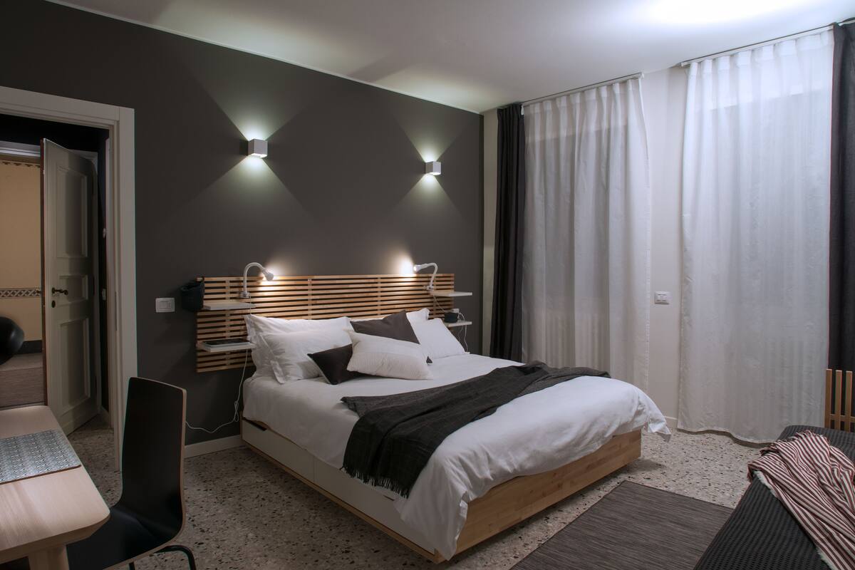 1 habitación, cubrecamas, escritorio y espacio para trabajar con laptop