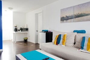 House, 2 Queen Beds, Ensuite | 2 bedrooms, desk, iron/ironing board, free wired internet - BlueWavePlace Central NJ - Piscataway (Piscataway)