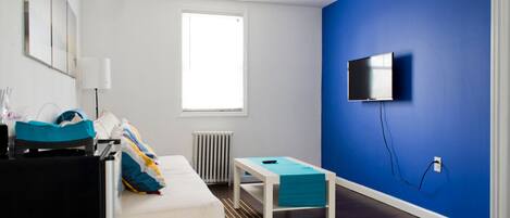House, 2 Queen Beds, Ensuite | Living room | Flat-screen TV