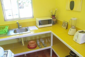 Fridge, microwave, oven, stovetop - Seabreeze Studio 1 (Negril)