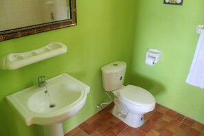Shower, free toiletries, towels - Seabreeze Studio 1 (Negril)