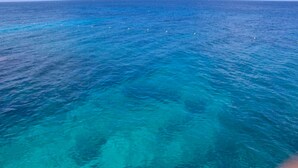 Vista del océano con aguas azules cristalinas y horizonte.