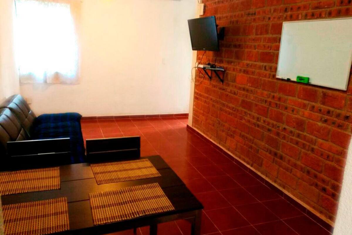 Basic-Apartment | Wohnbereich | Flachbildfernseher