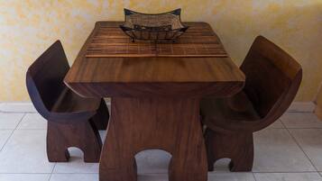 Apartamento conforto, 1 quarto, para não fumantes, sacada | Opções para refeição no quarto