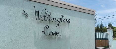 Un edificio con un letrero que dice "23 Wellington Care".