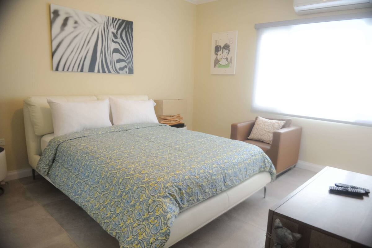 Appartement luxueux, 2 chambres, vue sur l’océan, en face de la plage | 1 chambre, coffre-fort, bureau, fer et planche à repasser
