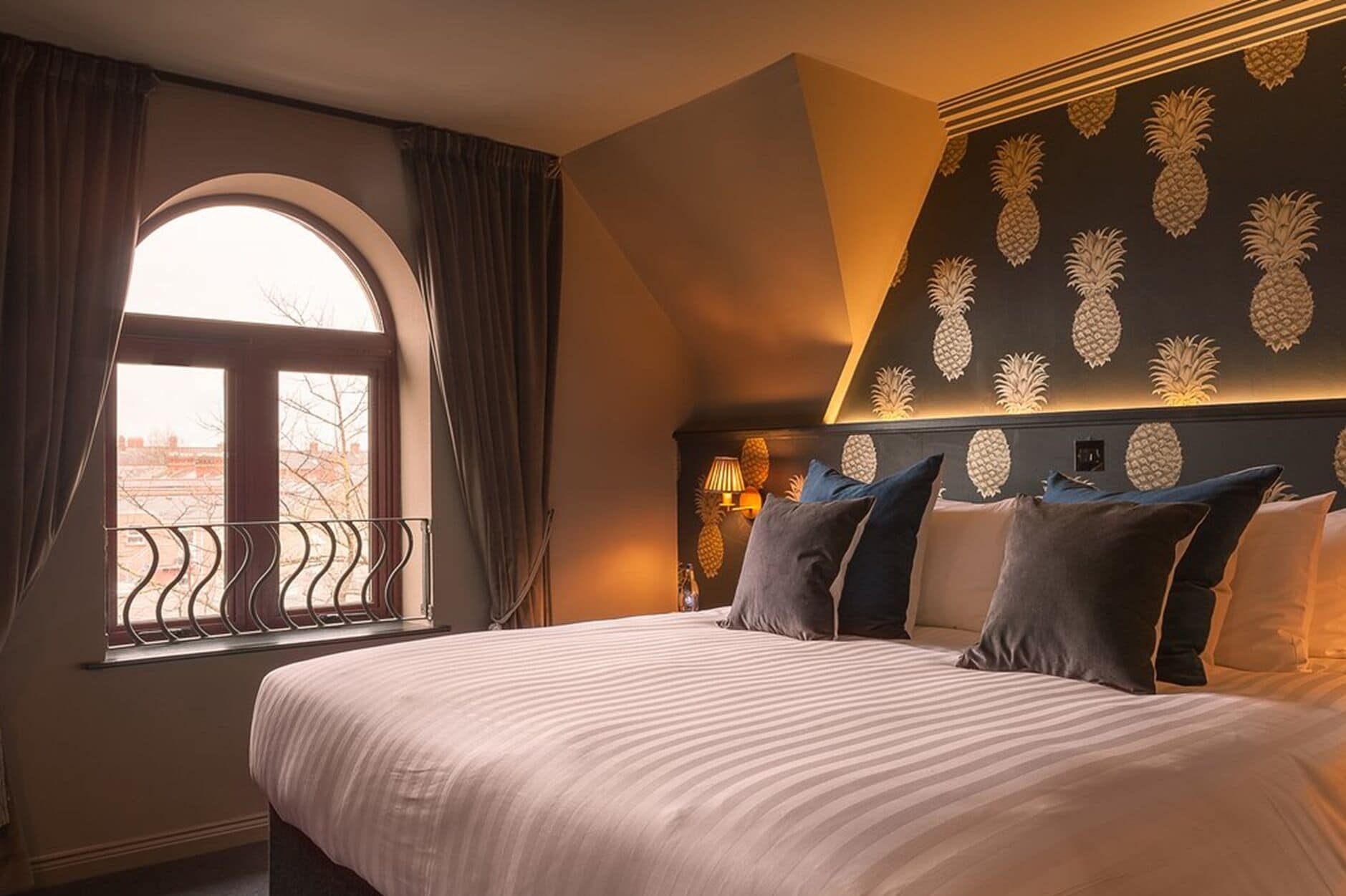 ผ้าปูที่นอนฝ้ายอียิปต์, เครื่องนอนระดับพรีเมียม, โต๊ะทำงาน