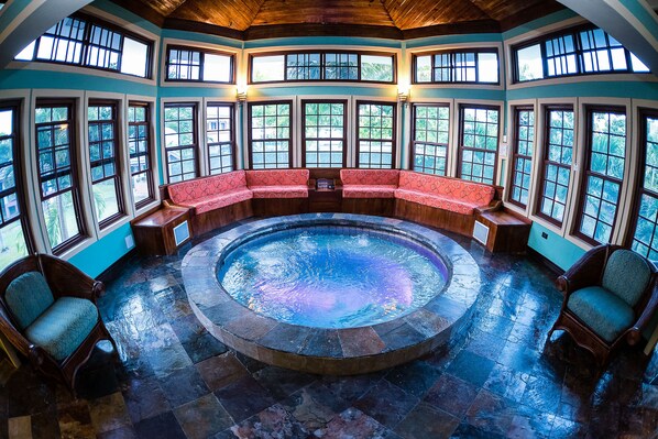 Piscine couverte, chaises longues