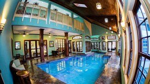 Indoor pool, sun loungers - Villa Dora Mae (Ocho Rios)