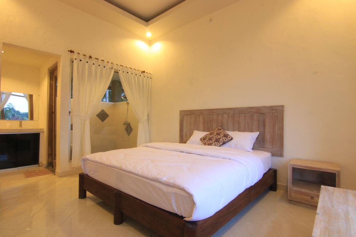 Suite (Pool View) | Minibar, desk, rollaway beds (surcharge), WiFi (free)
