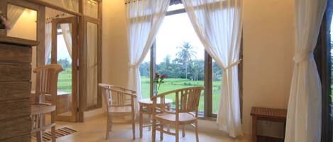 Suite (Pool View) | Living area