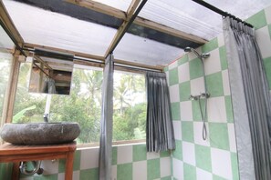 Regadera, amenidades de baño gratuitas, toallas 
