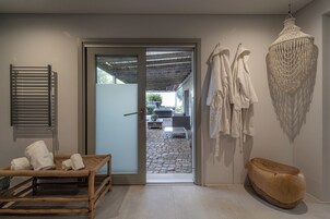 奢华套房 | 浴室 | 淋浴设施、免费洗浴用品、吹风机、浴袍