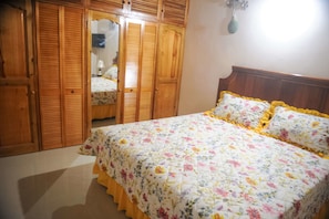 Comfort Room, 1 King Bed, Non Smoking | 1 bedroom, premium bedding, desk, soundproofing - Eagles Nest (Montego Bay)