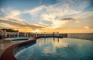 Outdoor pool - Paradise  Beach Front Apartment (Discovery Bay)