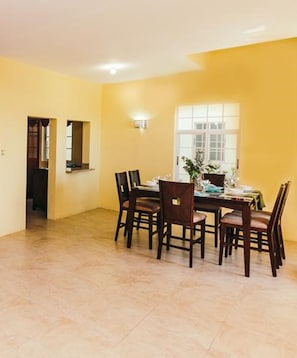 Villa familiar, 3 habitaciones, vista a la playa, frente al mar | Servicio a la habitación