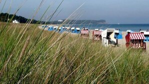 Une plage avec des cabanes et une vue dégagée sur la mer.