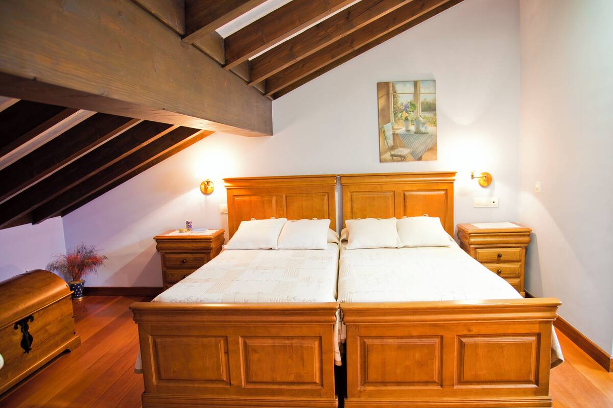 Cunas (de pago), wifi gratis, ropa de cama