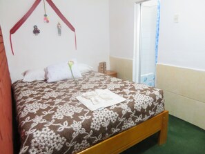 Quarto casal, 1 cama de casal (Inti) | Escrivaninha, ferros/tábuas de passar roupa