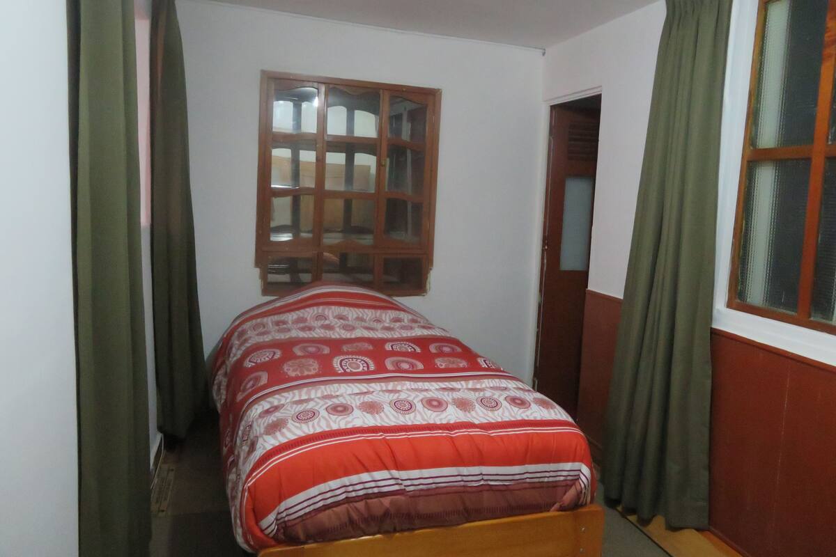 Chambre Double, 1 lit double (Inti) | Bureau, fer et planche à repasser, lits pliants/supplémentaires