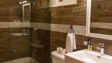 Presidential Room | Bathroom | Shower, rainfall showerhead, free toiletries, hair dryer