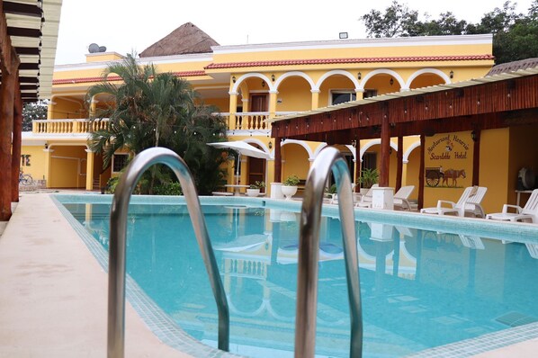 Piscine extérieure, accès possible de 8 h à 22 h, chaises longues