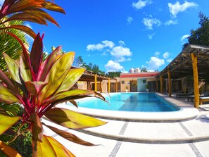 Outdoor pool, open 8:00 AM to 10:00 PM, pool loungers - Hotel Scarlette (Tulum)