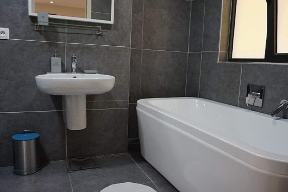 Duplex | Bathroom | Shower, free toiletries, hair dryer, towels